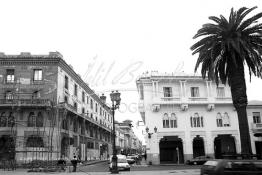 Image du Maroc Professionnelle de  Face au marché central de Casablanca deux construction aux styles presque identique à gauche ce qui reste en suspens la façade de l'hôtel Lincoln (immeuble Bossonneau) un des premiers bâtiment de 4 niveaux du boulevard de la gare (actuel boulevard Mohammed V) est abandonné aux intempéries depuis plusieurs années, un échafaudage est en cours d'installation contre la façade. Petit à petit L’hôtel Lincoln quitte ce monde. Construit par des matériaux poreux et sans étanchéité au début du 20e siècle. Déjà en 1989 suite aux accidents qui ont causé des morts et plusieurs blessés, le bâtiment a été vidé avec cessation de toute activités des commerces et cafés. Dimanche 11 Février 2007. (Photo / Abdeljalil Bounhar) 